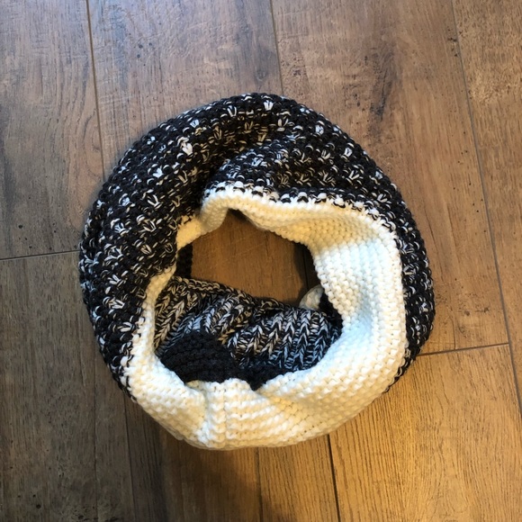 Gap black and white knit infinity scarf - Picture 2 of 3